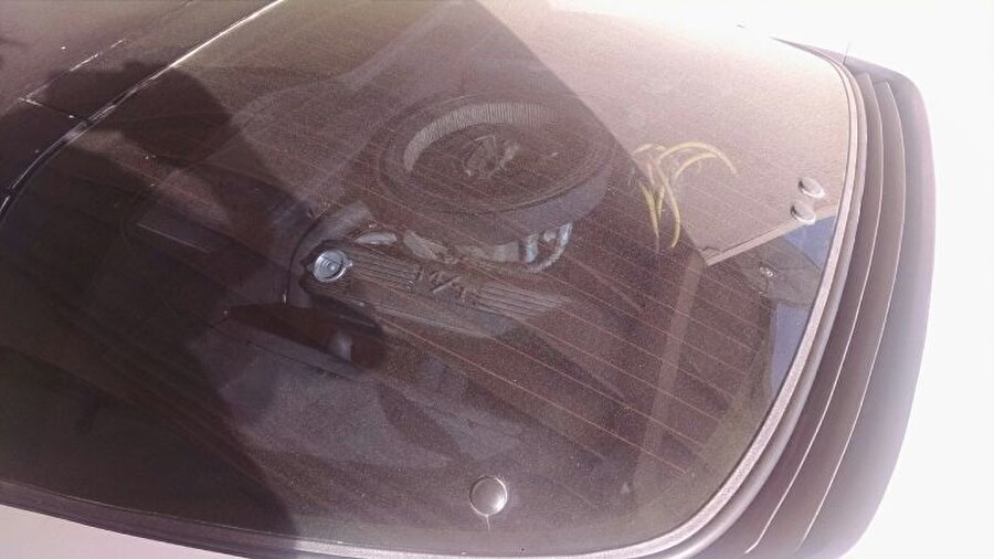 Otomobilin arka camını gösteren fotoğraf. 
