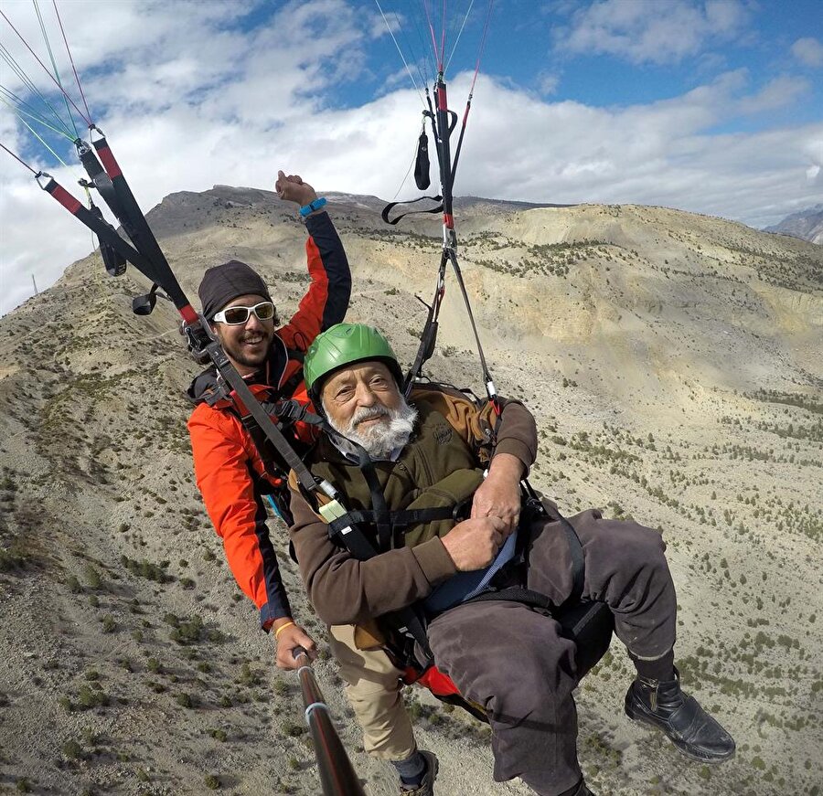 Bingöl, hayatında ilk defa böyle bir sporu tecrübe ettiğini anlatarak, "Uçakta bundan daha fazla zorlanıyordum. Havanın da güzel olması nedeniyle istediğimiz kadar yükseldik alçaldık ve yarım saat havada gezdik. Çok güzel duygular yaşadım ve hiç heyecanlanmadım. İçimde ürperti olmadı ve imkanım olduğu müddetçe atlayış yapacağım." diye konuştu.