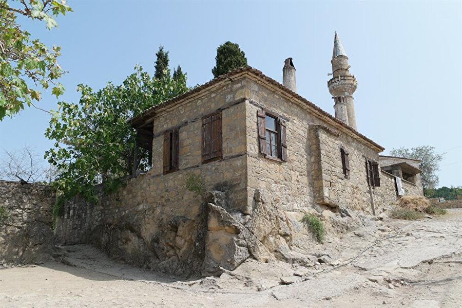 Köy camii Selçuklu yapımıdır.