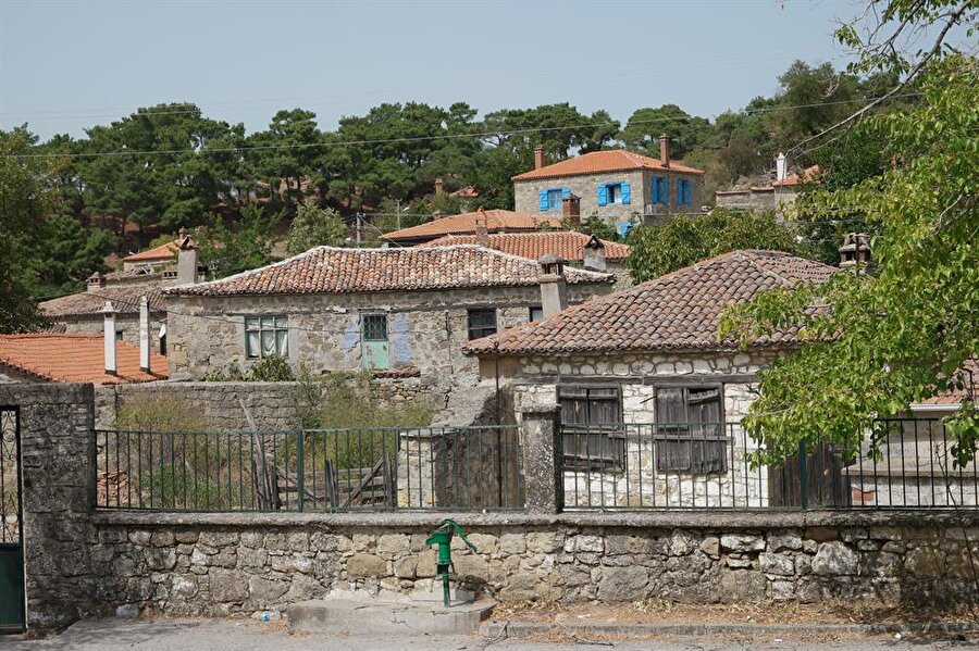  Köyde bulunan tarihi eserler Çanakkale Müzesi tarafından koruma altına alınmıştır. 