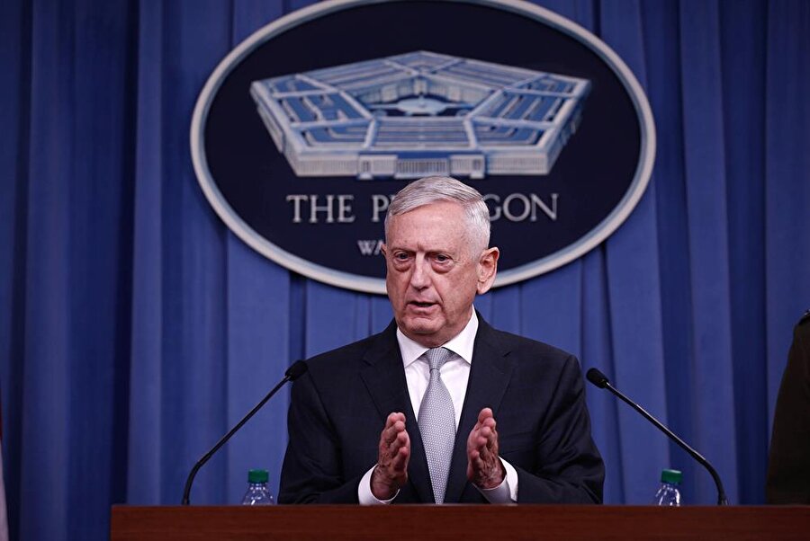 ABD Savunma Bakanı Jim Mattis düzenlenen basın toplantısında ABD, İngiltere ve Fransa'nın Esed rejimine karşı düzenlediği operasyon hakkında bilgi verdi.
