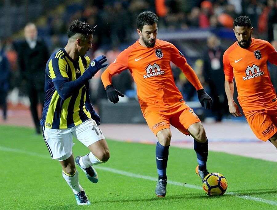 Zorlu maç sırasında Galatasaraylı taraftarların Arda Turan'a göstereceği tepki merak ediliyor.