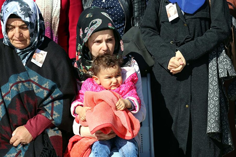 Törene şehidin eşi Merve ve 2 yaşındaki kızı Elif Pampal da katıldı.