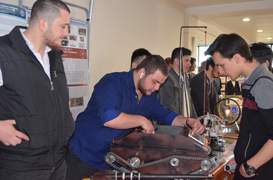 Gökbörü'nün tasarımcıları aracını gururla tanıtıyor.