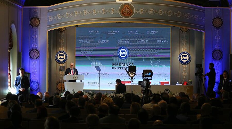 Başbakan Binali Yıldırım, Marmara Üniversitesinin Sultanahmet'deki rektörlük binasında düzenlenen "Referandumdan Bir Yıl Sonra Cumhurbaşkanlığı Hükümet Sistemi Paneli"nin açılışına katılarak konuşma yaptı.
