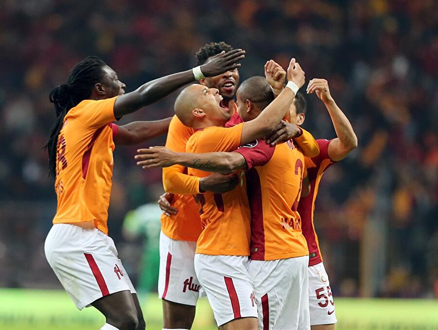 Galatasaraylılar, Mariano'nun golünden sonra büyük sevinç yaşadı.