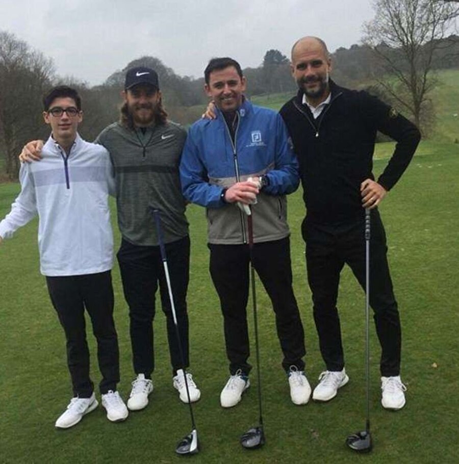 İspanyol teknik adam pazar gününü arkadaşlarıyla golf oynayarak değerlendirdi.