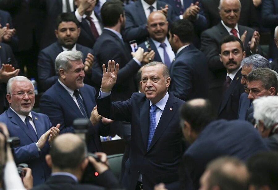 Cumhurbaşkanı ve AK Parti Genel Başkanı Recep Tayyip Erdoğan, partisinin TBMM Grup Toplantısına katıldı. Erdoğan, salona gelişinde katılımcıları selamladı.