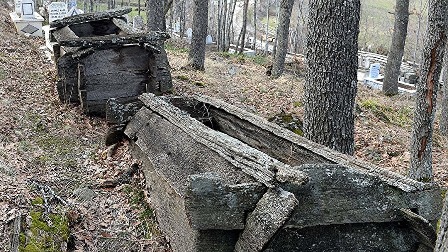 Kabristanda ahşaptan yapılmış daha çok mezarlık bulunuyor ancak zamanla bazılarının tahrip olduğu görülüyor.
