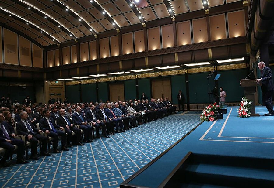 Cumhurbaşkanı Erdoğan'a basın açıklaması yapmak üzere salona girişi sırasında Başbakan Binali Yıldırım da eşlik etti.