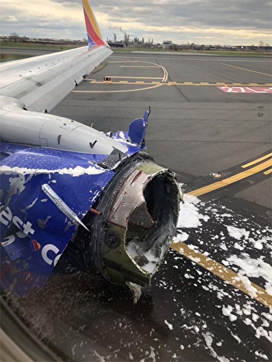 Philadelphia kentine acil iniş yapan uçağın gövdesi delindi.