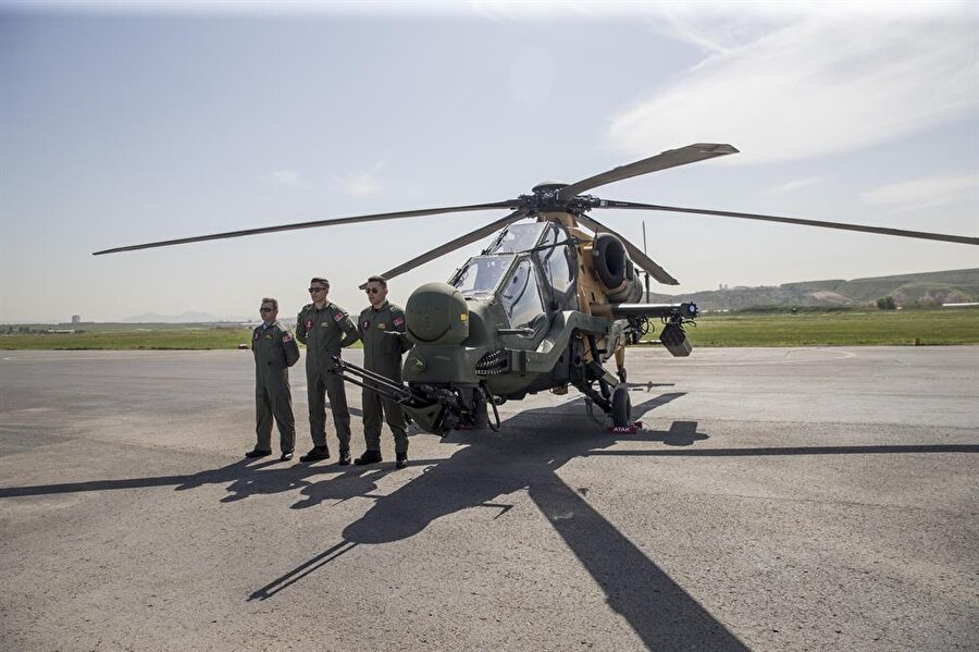 ATAK pilotları gururla poz verirken. 