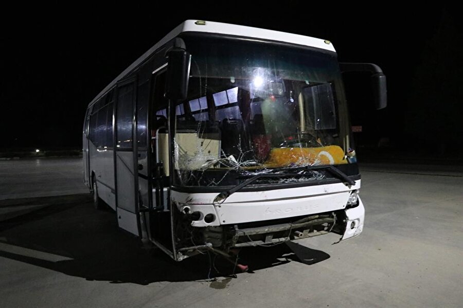 Servis otobüsündeki 40 işçi, kazayı yara almadan atlattı.