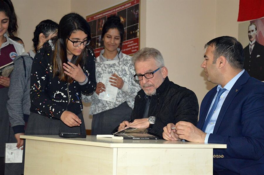 Erkan Kösedağ ve Cem Sertesen, konferans sonrası birlikte yazdıkları "Nuh'un Gemisi Asrın Keşfi" kitabını öğrencilerle paylaştı.
