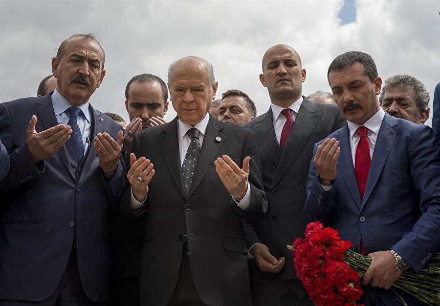 MHP Genel Başkanı Devlet Bahçeli, partisinin seçim stratejisinin belirleneceği günübirlik kamp için geldiği Kızılcahamam ilçesinde, Ülkücü Şehitler Anıtı'nı ziyaret etti.