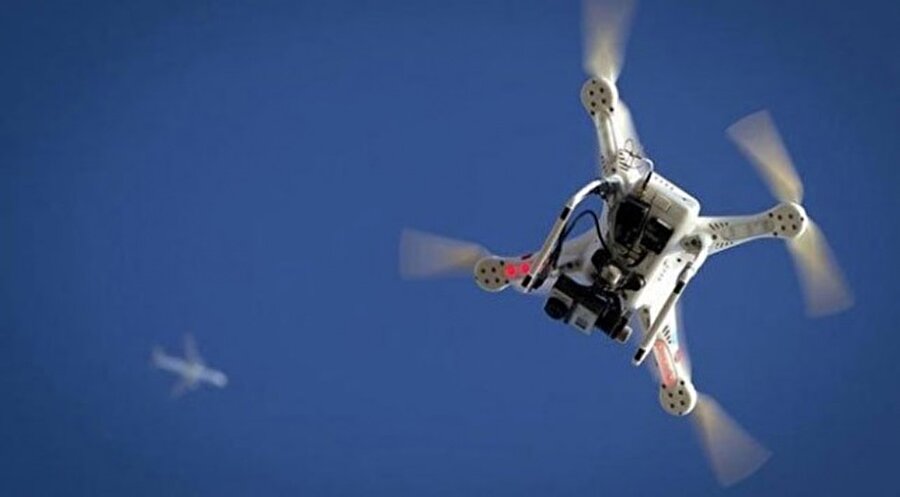  Suudi Arabistan'da Riyad Polis Sözcülüğü, Riyad'daki El-Huzami Mahallesi'nde izinsiz uçtuğu tespit edilen küçük "drone"a müdahale edildiğini duyurdu.