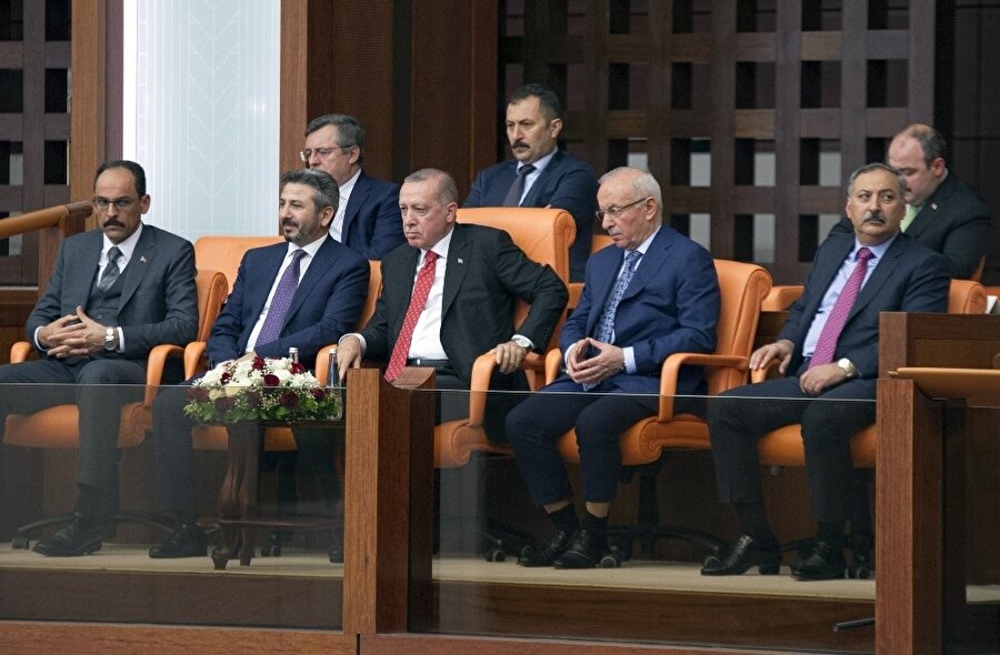 Erdoğan, Mecliste TBMM Başkanvekili Ahmet Aydın tarafından resmi törenle karşılandı. Tören kıtasını selamlayan Erdoğan'ı, Şeref Kapısı önünde TBMM Başkanı İsmail Kahraman karşıladı. Erdoğan daha sonra, Genel Kurulda kendisi için ayrılan locaya geçti.