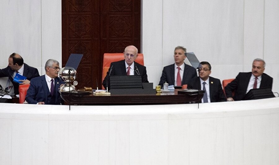 TBMM'de 23 Nisan Ulusal Egemenlik ve Çocuk Bayramı dolayısıyla özel oturum düzenlendi. Birleşimi, Meclis Başkanı İsmail Kahraman açtı. Kahraman, okunan İstiklal Marşı'nın ardından açılış konuşmasını yaptı.