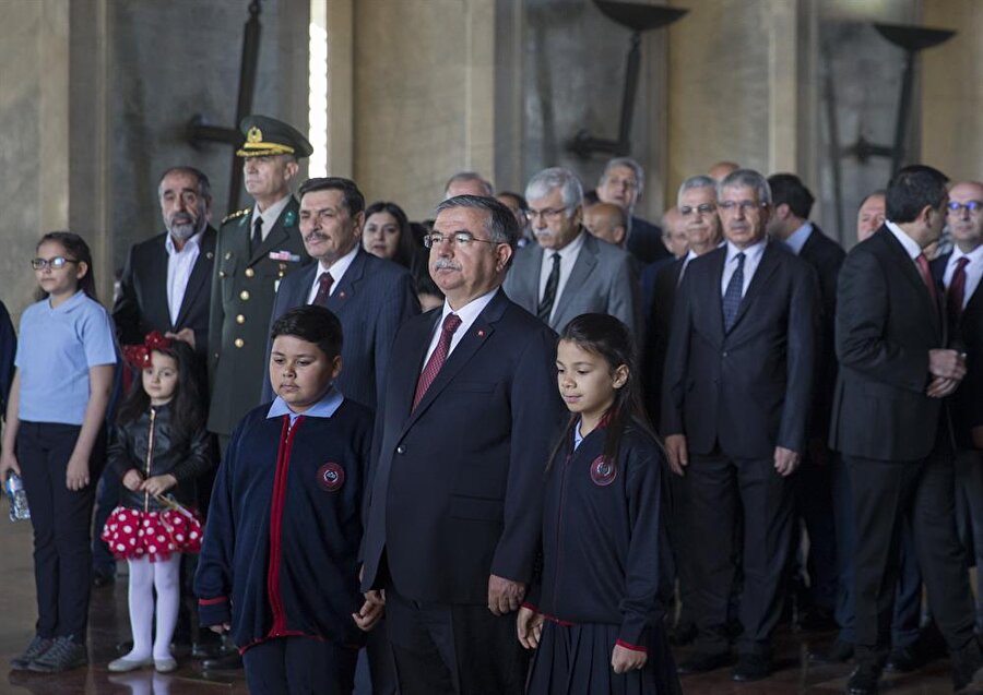 Milli Eğitim Bakanı İsmet Yılmaz başkanlığındaki heyet 23 Nisan Ulusal Egemenlik ve Çocuk Bayramı nedeni ile Anıtkabir'i ziyaret etti.(AA)
