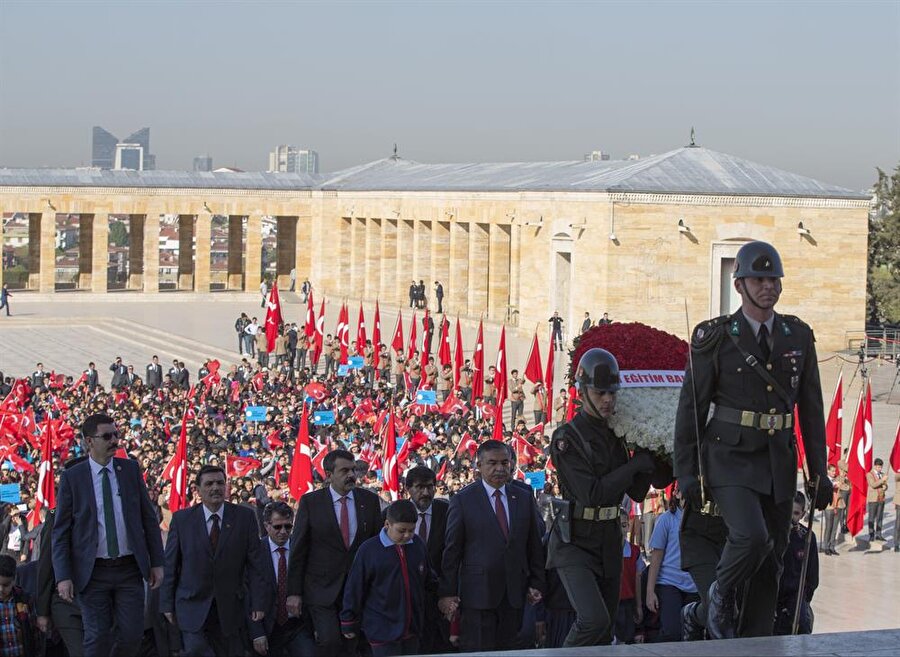 Milli Eğitim Bakanı İsmet Yılmaz ve beraberindeki çocuklar, Aslanlı Yol’dan yürüyerek Atatürk’ün mozolesine geldi.(AA)
