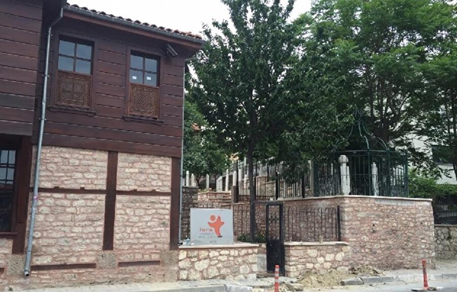 Osmanlı zamanında Yedikule'de büyük bir mezbahane bulunuyordu. Bu nedenle çevrede çok sayıda kasap yaşıyordu. Bununla ilintili olarak semtte çok fazla ‘Kasap’ unvanının yer aldığı camii ve sokak bulunuyor. Ancak kasapların yoğun olarak yaşadığı semtte Etmeyez Tekke’sinin bulunması kafaları karıştırıyor. Etyemez Tekkesi’ne gittiğinizde kapıda yazan kitabe konunun anlaşılmasına vesile oluyor. Söz konusu ibarede dedikodunun ölü eti yemekle bir tutulduğu belirtiliyor ve içeriye gıybet yapanın kesinlikle alınmayacağı vurgulanıyor.