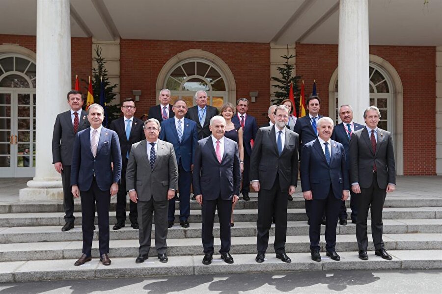 Resmi temaslarda bulunmak üzere İspanya'nın başkenti Madrid'e gelen Başbakan Binali Yıldırım (sol 3), İspanya Başbakanı Mariano Rajoy (sağ 3) ile Moncloa'daki başbakanlık konutunda bir araya geldi. Yıldırım ve Rajoy, görüşmelerin ardından iki ülke heyeti ile birlikte aile fotoğrafı çektirdi. Heyette, Avrupa Birliği Bakanı Ömer Çelik (solda), Çevre ve Şehircilik Bakanı Mehmet Özhaseki (orta sıra - sol 3), Gıda, Tarım ve Hayvancılık Bakanı Ahmet Eşref Fakıbaba (orta sıra - sağ 3), Ulaştırma, Denizcilik ve Haberleşme Bakanı Ahmet Arslan (sağ 2) ve Ekonomi Bakanı Nihat Zeybekci de (orta sıra - solda) yer aldı.n