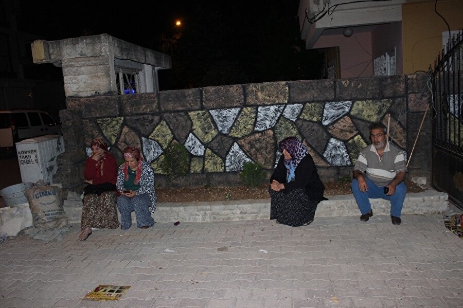 5.1 büyüklüğündeki depremin ardından vatandaşlar sokağa döküldü.