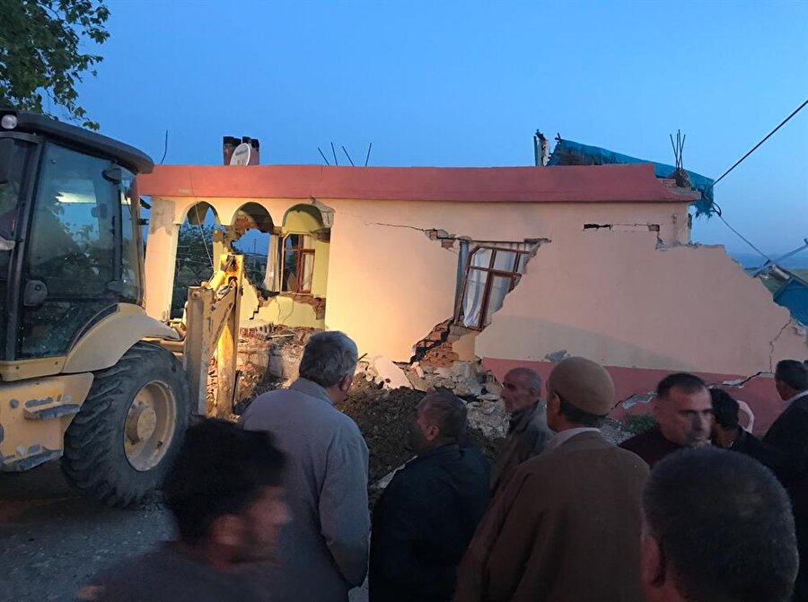 İlçe genelinde arama tarama faaliyetlerine başlandığını aktaran Samsat Kaymakamı Sedat Sezik, AFAD ekiplerinin de bölgeye intikal etmeye çalıştığını kaydetti.