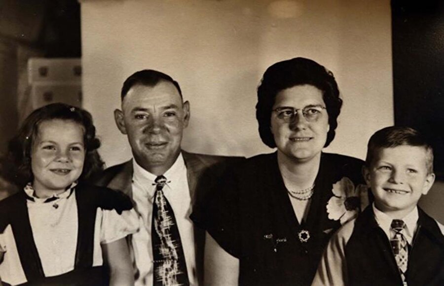 RaeAnn Mills (solda) ve kardeşi Milton (sağda) Zoeteman ailesine satıldı.