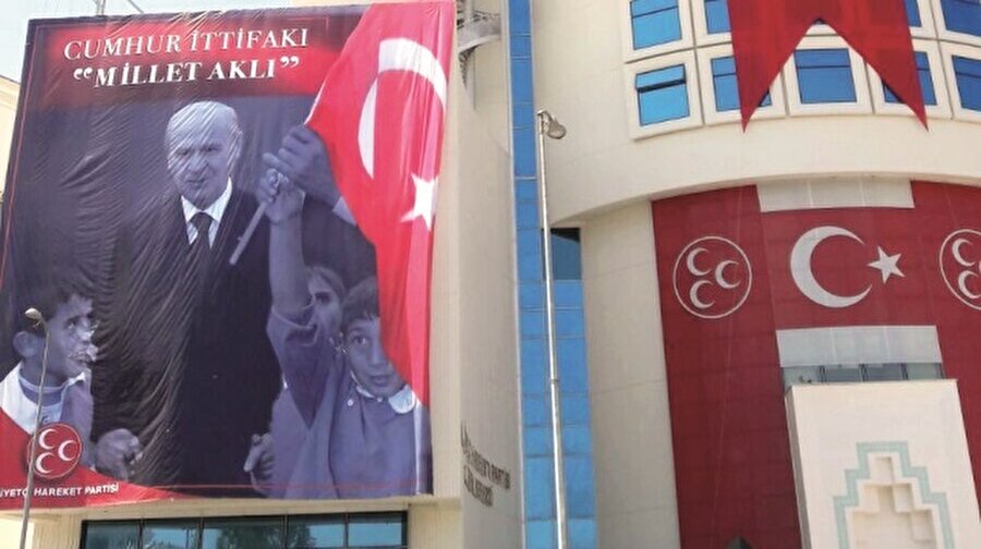 MHP Genel Merkezi'ne "Cumhur ittifakı millet aklı" sloganının yazıldığı afiş asıldı.