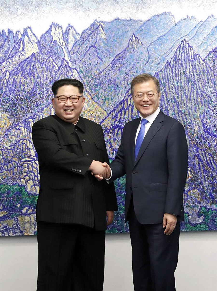 Yılbaşı mesajının ardından yakalanan olumlu atmosferle Kim, olimpiyat oyunlarına katılmaya giden Kuzey Koreli heyetle beraberinde kız kardeşi Kim Yo-jong'u özel temsilcisi sıfatıyla Güney Kore'ye göndermişti. 