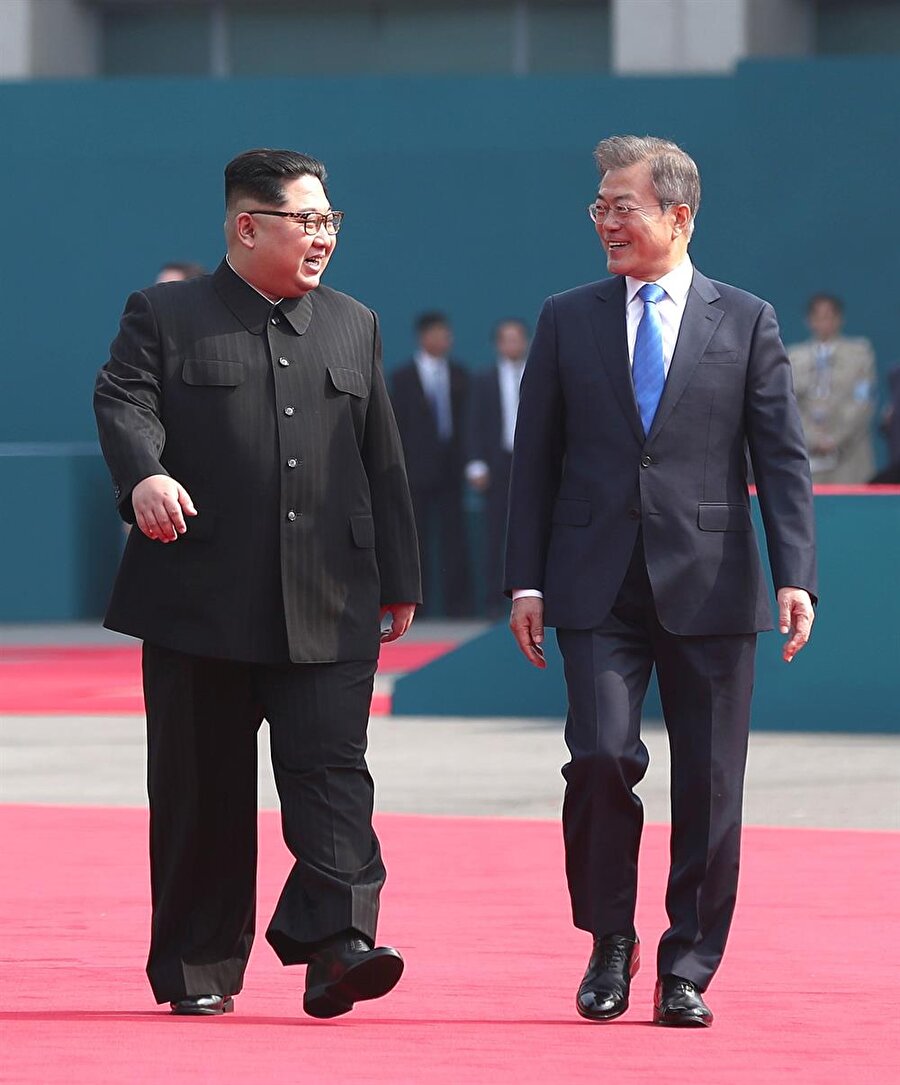 Kuzey Kore lideri Kim Jong-un, Güney Kore Devlet Başkanı Moon Jae-in ile iki ülke sınırında yer alan Panmunjom Ateşkes Köyü'nde bir araya geldi.