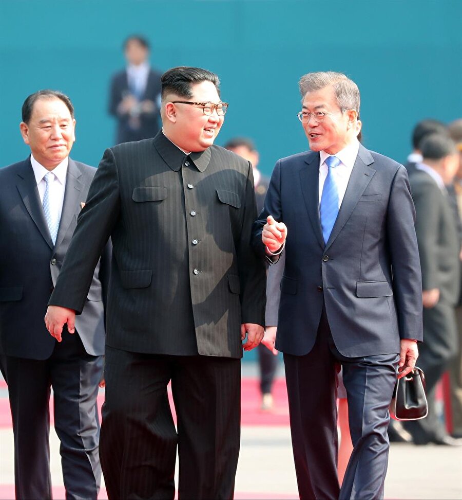 2000 ve 2007 yıllarında düzenlenen önceki iki liderler zirvesi Kuzey Kore'nin başkenti Pyongyang'da yapılmış, nükleerden arındırılma konusunun yanı sıra ekonomik meseleler konuşulmuştu.