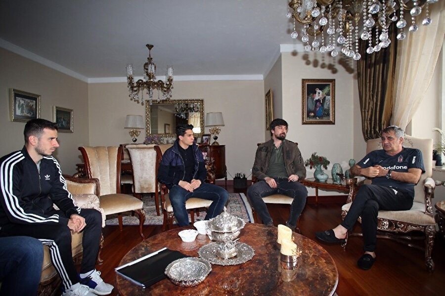 Beşiktaşlı kaptanlar, hastaneden taburcu olan Şenol Güneş'i evinde ziyaret etmişti.