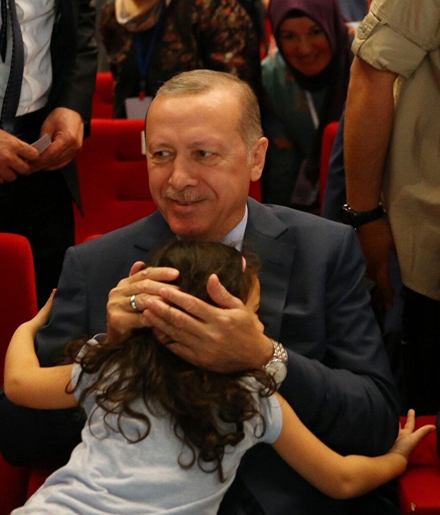 Cumhurbaşkanı Recep Tayyip Erdoğan, salona girdikten sonra küçük bir kız çocuğu kendisine sarıldı o anlar görüntülere böyle yansıdı.
