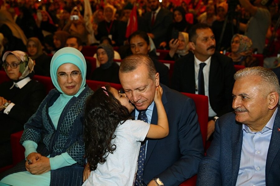 Cumhurbaşkanı Erdoğan ve eşi Emine Erdoğan dışarıda bekleyen vatandaşları selamladıktan sonra salona giriş yaptı.