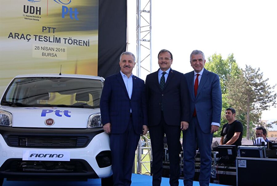 Arslan, Başbakan Yardımcısı Hakan Çavuşoğlu'nun katılımıyla Tofaş Türk Otomobil Fabrikası AŞ önünde gerçekleştirilen "PTT Araç Teslim Töreni"ne katıldı.