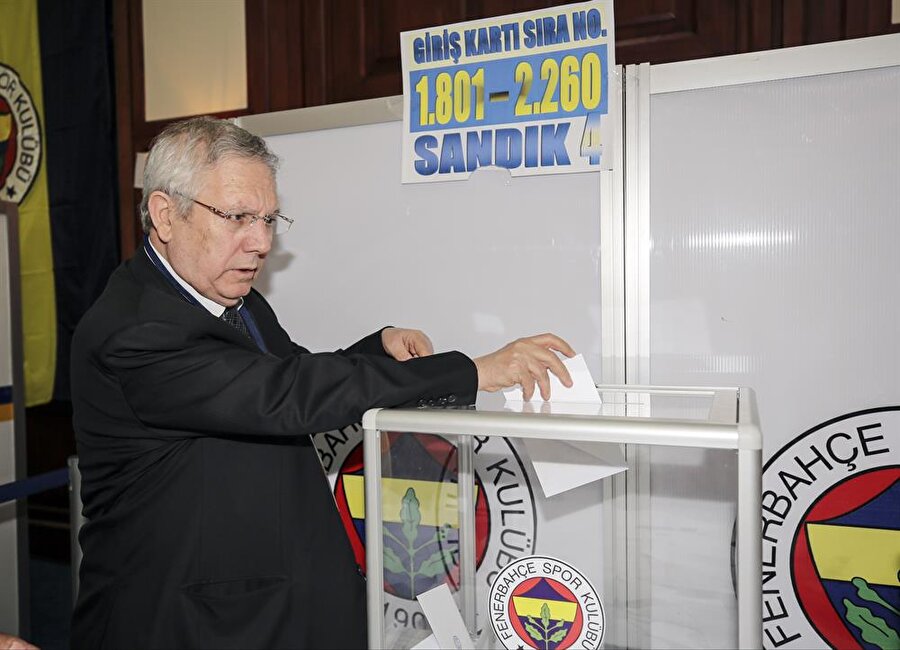 Aziz Yıldırım, Fenerbahçe'nin geleceği için bir dönem daha başkanlık yapması gerektiğini belirtti. nFotoğraf: AA