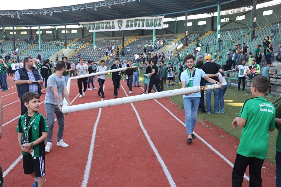 Taraftarlar stattan hatıra aldı.