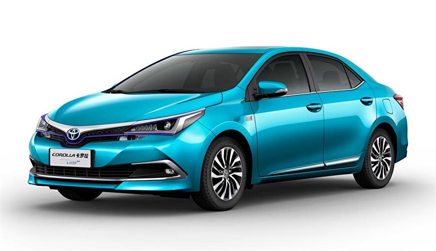 Pekin Otomobil Fuarı'nda tanıtılan yeni prizli hibrit Toyota Corolla.