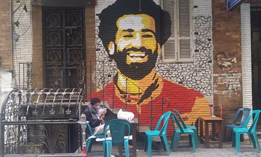 Kahire sokakları, Salah görselleriyle dolup taşıyor.