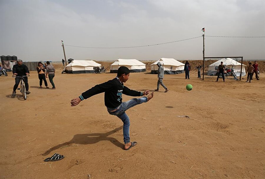 Filistinliler, Gazze sınır bölgesinde kamplar kurmuştu. (Ibraheem Abu Mustafa / Reuters)