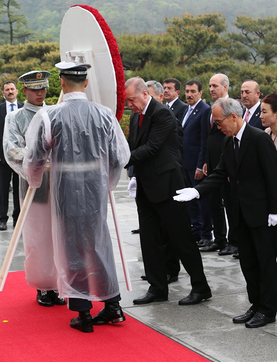 Cumhurbaşkanı Recep Tayyip Erdoğan, Güney Kore'nin başkenti Seul'de Cumhurbaşkanlığı Sarayı'nda Güney Kore Devlet Başkanı Moon Jae-in ile temasları sonrasında Cumhurbaşkanlığı Sarayı'ndan Ulusal Mezarlığa gitti. 