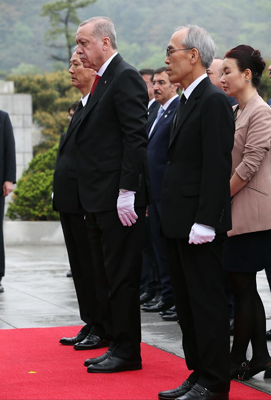 Törende, Cumhurbaşkanı Erdoğan ve beraberindeki Güney Koreli heyet de beyaz eldiven taktı.