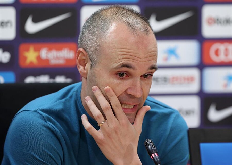 Iniesta, Barcelona'ya veda ederken gözyaşlarına hakim olamamıştı.