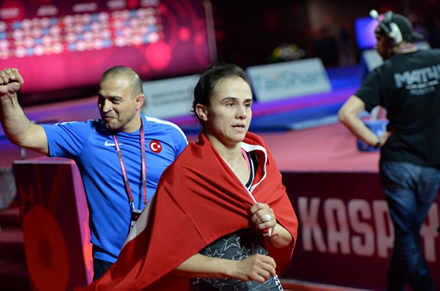 Elif Jale Yeşilırmak leva o ouro no Campeonato Europeu de Luta Livre