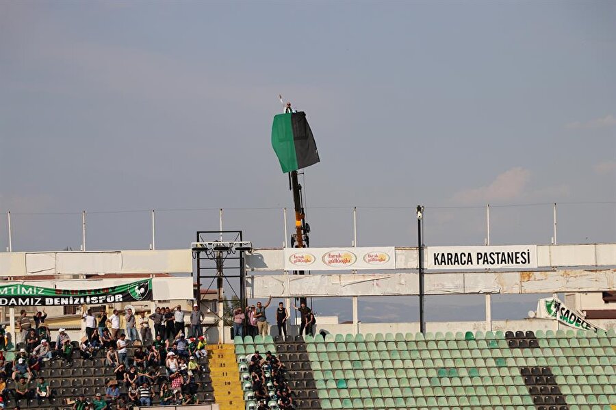 Ali Demirkaya, Denizlispor'un maçını kiraladığı vinç üzerinde izledi.nFotoğraf: AA