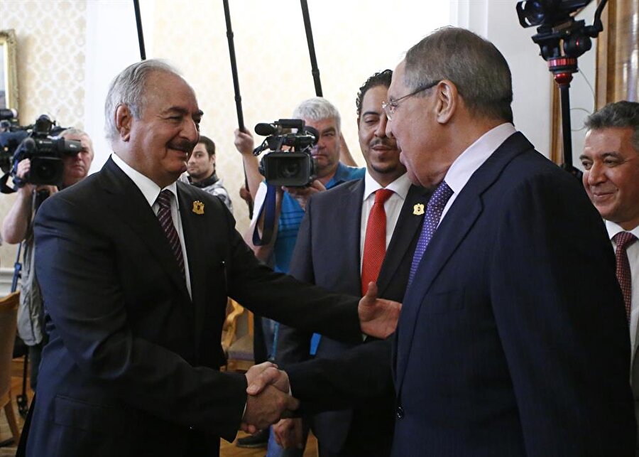 Rusya Dışişleri Bakanı Sergei Lavrov (Sağda), Halife Hafter'i Moskova'da ağırladı. (Sergei Karpukhin / Reuters)
