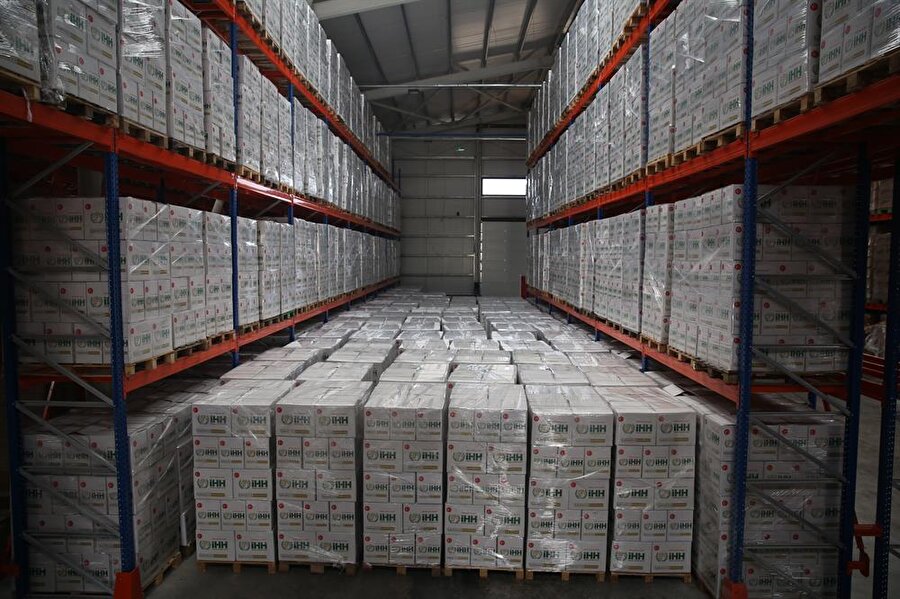 Ramazan ayı içerisinde Türkiye’de dağıtımları gerçekleştirilecek gıda paketleri İHH’nın Kilis deposunda hazırlandı.