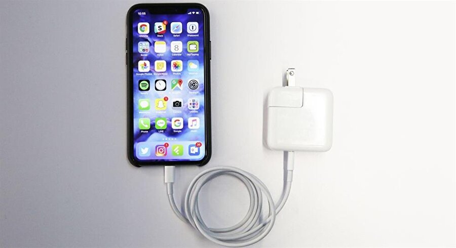 Yeni iPhone'ların kutu içeriğinden çıkması beklenen adaptörün 18W olacağı ve buna ek olarak hızlı şarj için Lightning kabloya da yer verileceği söyleniyor. 